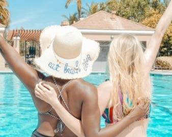 mujeres-sentadas-en-borde-de-una-pscina