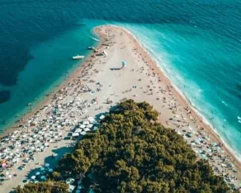 vista-aerea-de-peninsula-rodeada-de-mar-turquesa